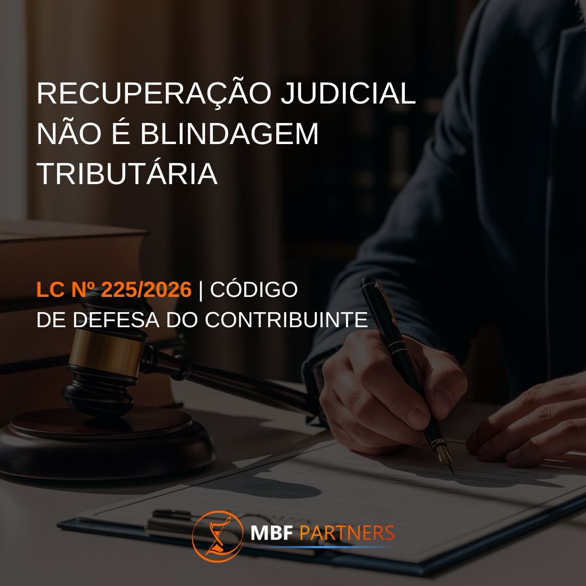 A Lei Complementar nº 225/2026, que instituiu o Código de Defesa do Contribuinte, passou a definir critérios objetivos para a caracterização do devedor contumaz, considerando a inadimplência substancial, reiterada e injustificada.

A nova legislação também reforça que a Recuperação Judicial não afasta automaticamente esse enquadramento, o que pode gerar impactos relevantes, como:
▪ restrições a benefícios fiscais;
▪ limitações em relações com o Poder Público;
▪ procedimentos administrativos mais rigorosos;
▪ riscos à própria condução da Recuperação Judicial.

O cenário exige atuação técnica integrada, com foco em gestão do passivo tributário, governança e preservação da atividade empresarial.